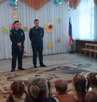 Сотрудники МЧС в гостях у дошколят Сотрудники МЧС в гостях у дошколят.