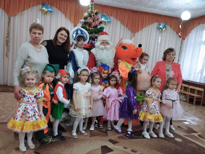 Новогодний утренник младшей группы и младше-средней группы "Как ребята ёлочку лечили" Новогодний утренник младшей группы и младше-средней группы "Как ребята ёлочку лечили".