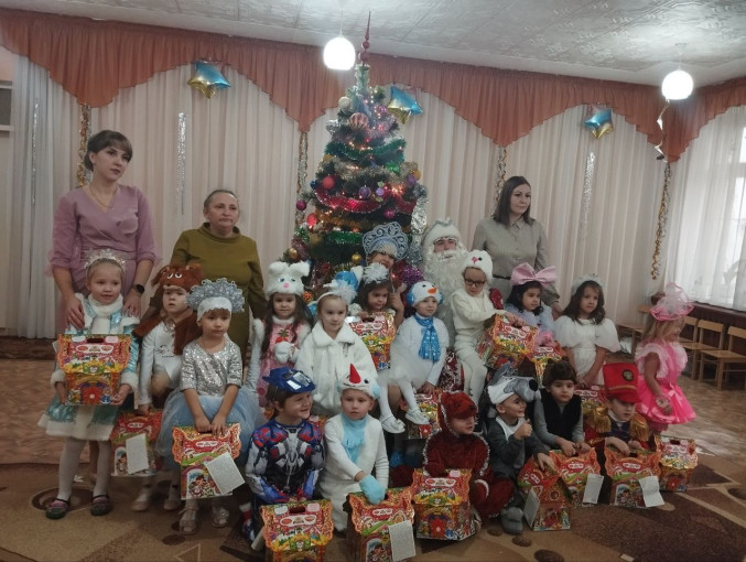 Новогодний утренник в средней группе "Новогодний праздник" Новогодний утренник в средней группе "Новогодний праздник".